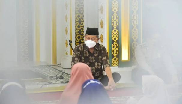 Wabup Inhil H. Syamsuddin Uti Serahkan Santunan kepada Anak Yatim Piatu dan Kaum Dhuafa 