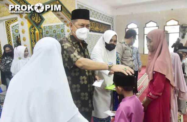 Wabup Inhil H. Syamsuddin Uti Serahkan Santunan kepada Anak Yatim Piatu dan Kaum Dhuafa 