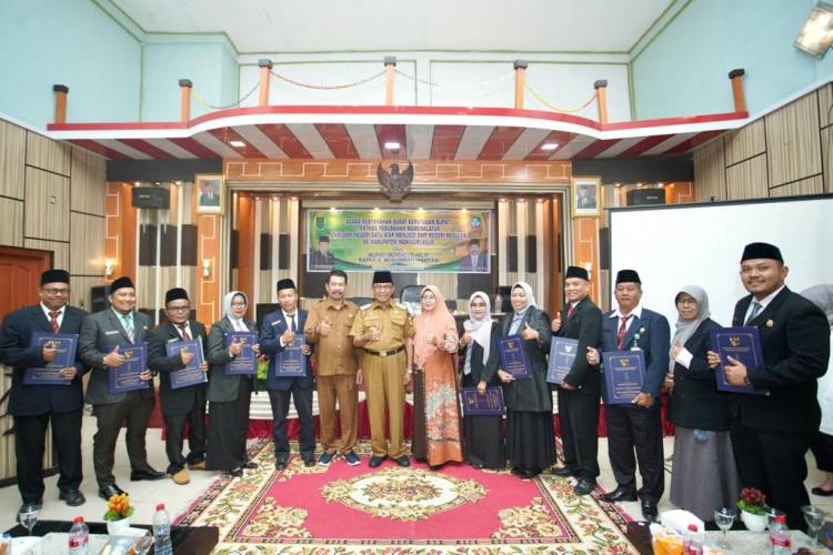 Majukan Pendidikan, Bupati HM WARDAN Serahkan SK Perubahan Nomenklatur 11 SMP Satu Atap Menjadi SMP Negeri Reguler 