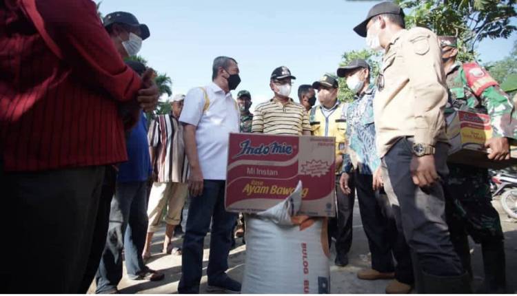 Bupati Inhil Bersama Gubernur Riau Serahkan Bantuan Kepada Warga Masyarakat yang Terkena Banjir di 2 Kecamatan.