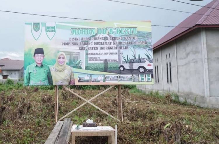 Peletakan Batu Pertama Pembangunan Gedung PC MUSLIMAT NU oleh Bupati Inhil