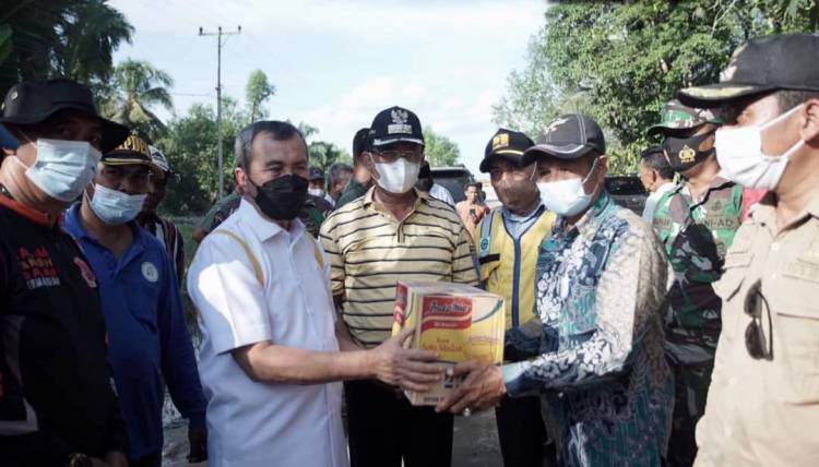 Bupati Inhil Bersama Gubernur Riau Serahkan Bantuan Kepada Warga Masyarakat yang Terkena Banjir di 2 Kecamatan.