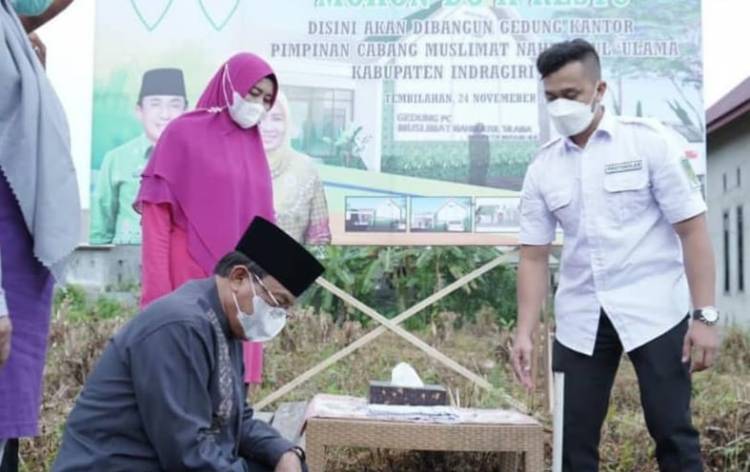 Peletakan Batu Pertama Pembangunan Gedung PC MUSLIMAT NU oleh Bupati Inhil