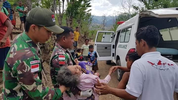 Tanggap dan Sigap, Satgas Pamtas RI-RDTL Yonif 132/BS, Bantu Evakuasi Nenek Sin Yang Sedang Terluka Parah .